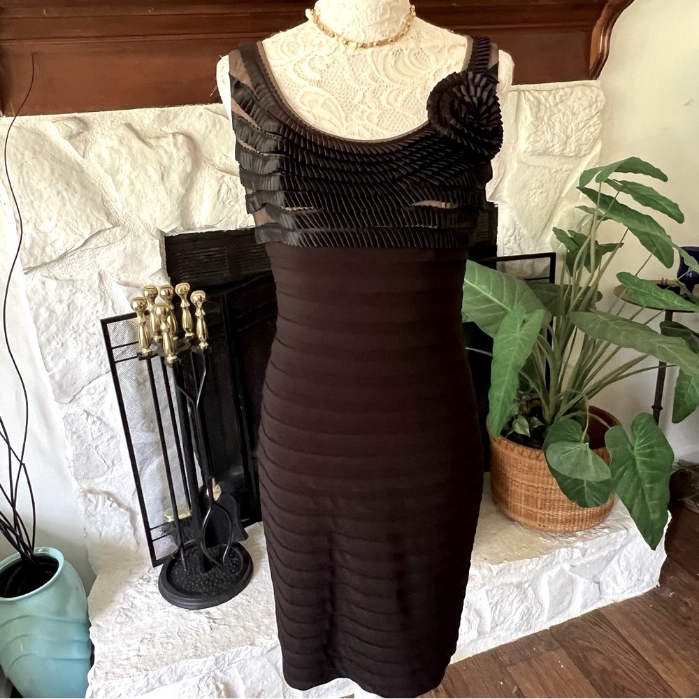 Adrianna Papell little black dress sleeveless women’s size 6